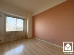 約4.5帖の洋室です。アクセントクロスを取り入れたデザイン性の高い洋室で、リラックスしたひとときを過ごせます。