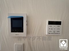 突然の来訪時でも安心なモニター付きインターホンを完備。お留守番中のお子様でも簡単に来訪者の確認ができます。