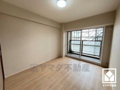 約5.5帖の洋室です。全居室に窓がございます。明るい陽光がたっぷり差し込む心地よい生活空間です。