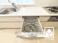 毎日の家事の負担を軽減でき、水道代の節約にもなる食器洗乾燥機付き。