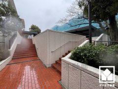 独立型キッチンなので生活感が出にくく、リビングの美観を損ねません。急な来客でも慌てず、お料理に集中しやすい環境です。