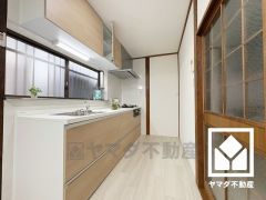 キッチンは空間を有効活用できる壁付けタイプ。窓がございますので、昼間は手元が明るく、お料理がはかどります。