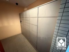 宅配ボックスも完備しています。留守でも安心、荷物の受け取りをスムーズに。