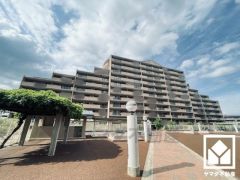 敷地内に駐車場を完備（月額11000円～17000円）。重い荷物や雨の日の移動もスムーズで、快適なカーライフを実現。空き状況等は弊社スタッフまでお気軽にお問い合わせください。