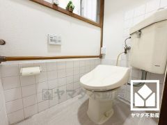 清潔感溢れるトイレです。小窓が付いているので日中は明るく、居心地の良いプライベートスペースです。