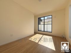 約6.8帖の2階洋室です。バルコニーにつながるお部屋で、通風・陽当たり良好。