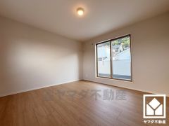 約9帖の2階東側洋室です。全居室に窓がございます。柔らかな光が差し込む洋室で、快適で落ち着いた生活をお送りいただけます。