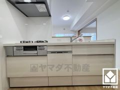 カウンターキッチンなので配膳や片付けがしやすく、お料理中でもお子様の様子が分かって安心です。