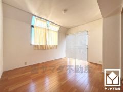 バルコニーにつながるお部屋で、通風・陽当たり良好。