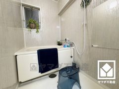 1日の疲れを癒す浴室でゆったりリフレッシュ。小窓が付いているので、こもりがちな湿気もすぐ取り除くことができます。