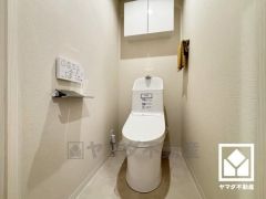 明るく清潔感溢れるトイレです。温水洗浄便座付きで、季節を問わずいつでも温かい便座をお使いいただけます。