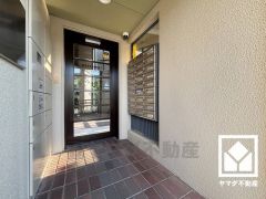 エントランスには集合ポストも備わっています。鍵付きなので安心です。