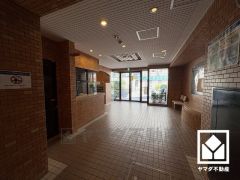 心地よい空間が広がる、清潔で美しいロビー。