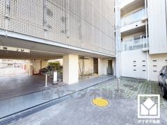 敷地内に駐車場を完備（月額1500円～5000円）。駐車場の入り口にはリングシャッターが設置されており、防犯面にも配慮されています。空き状況は弊社スタッフまでお気軽にお問い合わせください。