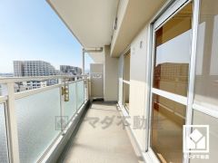 南西向きバルコニーで陽当たり、風通し良好。広々としているため、お洗濯物をたっぷりと干す事ができます。