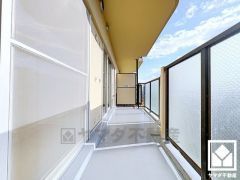 南向きバルコニーで陽当たり、風通し良好。10階建て7階部分で前面に視界を遮る高い建物がなく、開放的な景色が広がります。広々としているため、お洗濯物もたっぷりと干す事ができます。