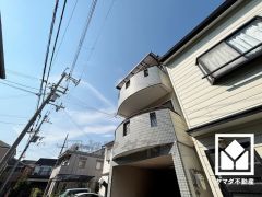 浴室には小窓が付いているので明るく、こもりがちな湿気もすぐ取り除くことができます。