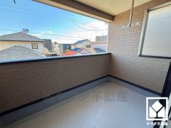 東向きバルコニーのため、朝日が気持ちよく入り爽やかな一日を始められます。インナーバルコニーなので急な雨の日も安心ですね。