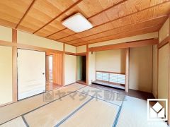 約8帖の1階和室です。和の趣を大切にしながら、現代のライフスタイルにも調和する美しいデザイン。シンプルで洗練された空間が、暮らしに心地よいゆとりをもたらします。