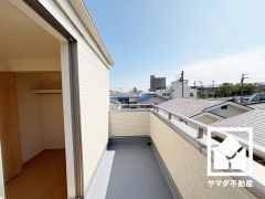 南向きバルコニーで陽当たり、風通し良好。バルコニーが2階・3階にございますので、お洗濯物をたっぷりと干す事ができます。