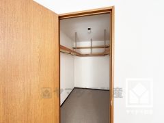 収納力豊富なウォークインクローゼット付き。お洋服はもちろん、スーツケースなどの大物もしっかり収納できます。