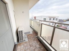 南向きバルコニーで陽当たり、風通し良好。