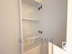 各階ともトイレットペーパーのストックや消耗品置き場などとしてお使いいただける棚がございます。