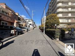 「セブンイレブン尼崎名神町2丁目店」まで徒歩6分、「ライフ尼崎大西店」まで徒歩7分、「業務スーパー名神尾浜店」まで徒歩8分など、お買い物施設が徒歩圏内に複数あり便利な住環境です。