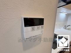 ボタン1つで自動でお湯張りができるオートバス機能付き。追い炊き機能付いているので、いつでも温かいお風呂に入ることができます。