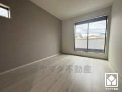 約6帖の東側洋室です。全居室6帖以上のゆとりある居住空間?で、広々お使いいただけます。