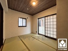 約5.5帖の1階和室です。陽光がたっぷり差し込む洗練された和の空間。温かみのある畳のスッキリとしたデザインが、暮らしを心地よく彩ります。