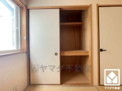 押入にはお客様用の座布団や寝具も収納可能です。（リフォーム前の写真です）