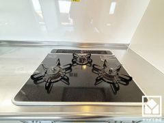 家族のごはん作りがはかどる。同時調理ができる3口コンロ付き。