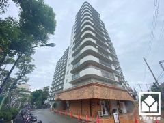 重厚感のあるファサードが、洗練された暮らしを予感させる。品格あるデザインが魅力のマンション。