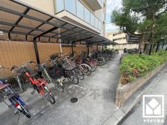 屋根付き駐輪場なので、雨や風、直射日光から自転車を守ることができます。