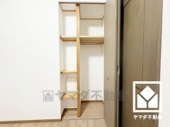 クローゼットは奥行きがあるので、収納力も申し分ありません。棚が複数設置されており、整理整頓しやすい設計になっています。