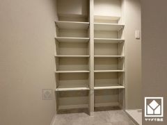 バスタオルやパジャマ等を収納できるリネン庫。洗剤等のストックも収納できるので、洗面室をすっきり清潔に保つことができそうです。可動棚なので好きな高さに調整できます。