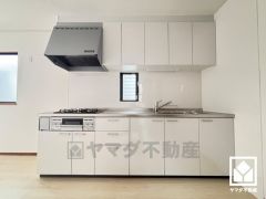 キッチンは空間を有効活用できる壁付けタイプ。毎日の料理がもっとスムーズになる、便利な3口コンロ付き。