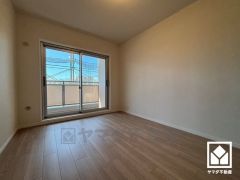 バルコニーにつながるお部屋で、通風・陽当たり良好です。