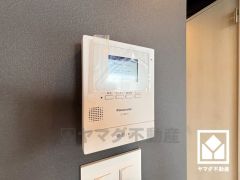 突然の来訪時でも安心なモニター付きインターホンを完備。お留守番中のお子様でも簡単に来訪者の確認ができます。