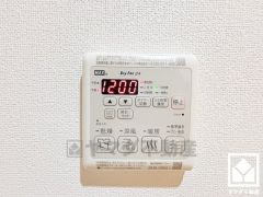 浴室暖房乾燥機付き。真冬の寒い浴室を暖かく、また雨の日の洗濯物の乾燥にと多用途に活躍する機能です。