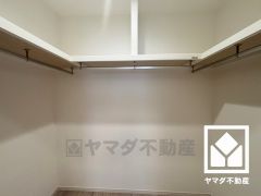収納力豊富なウォークインクローゼット付き。お洋服はもちろん、スーツケースなどの大物もしっかり収納できます。
