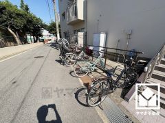 「ファミリーマート尼崎塚口町」まで徒歩3分、「関西スーパー稲野店」まで徒歩5分など、お買い物施設が徒歩圏内に複数あり便利な住環境です。