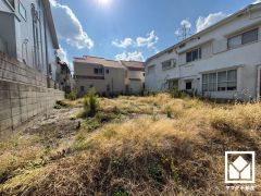 キッチンはカウンター付きの対面式。配膳や片付けがしやすく、お料理中でもお子様の様子が分かって安心です。