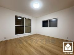 約8帖の2階洋室です。2面採光の大きな窓からは明るい光が降り注ぎます。柔らかな光が差し込むお部屋で、快適で落ち着いた生活をお送りいただけます。