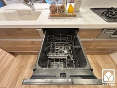 毎日の家事の負担を軽減でき、水道代の節約にもなる食器洗乾燥機付き。