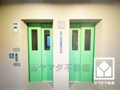 複数基のエレベーターを設置し、待ち時間を短縮。快適な住まいへのアクセスをスムーズに。お問合せお待ちしております。