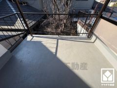 広々バルコニーでお洗濯物をたっぷりと干す事ができます。屋根付きなので急な雨の日も安心ですね。