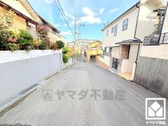 前面道路幅員約5.9mとゆったりとした広さがあるのでファミリーカー等の車の出入れも楽にできます。