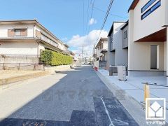 前面道路幅員約5.97mとゆったりとした広さがあるのでファミリーカー等の車の出入れも楽にできます。